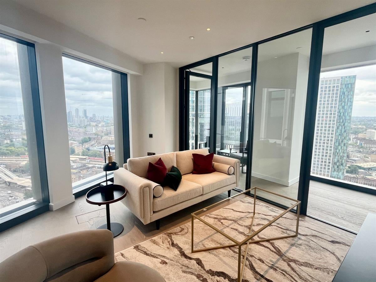 Flat Carnation Way in Greater London