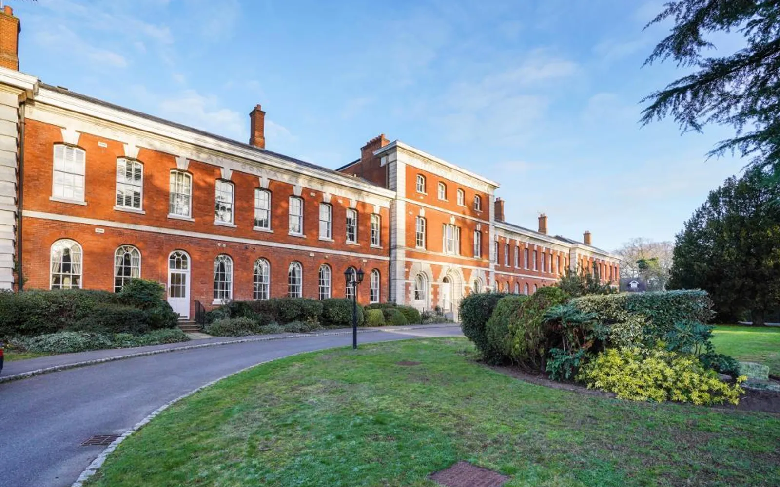 Flat Ellesmere Place in Elmbridge