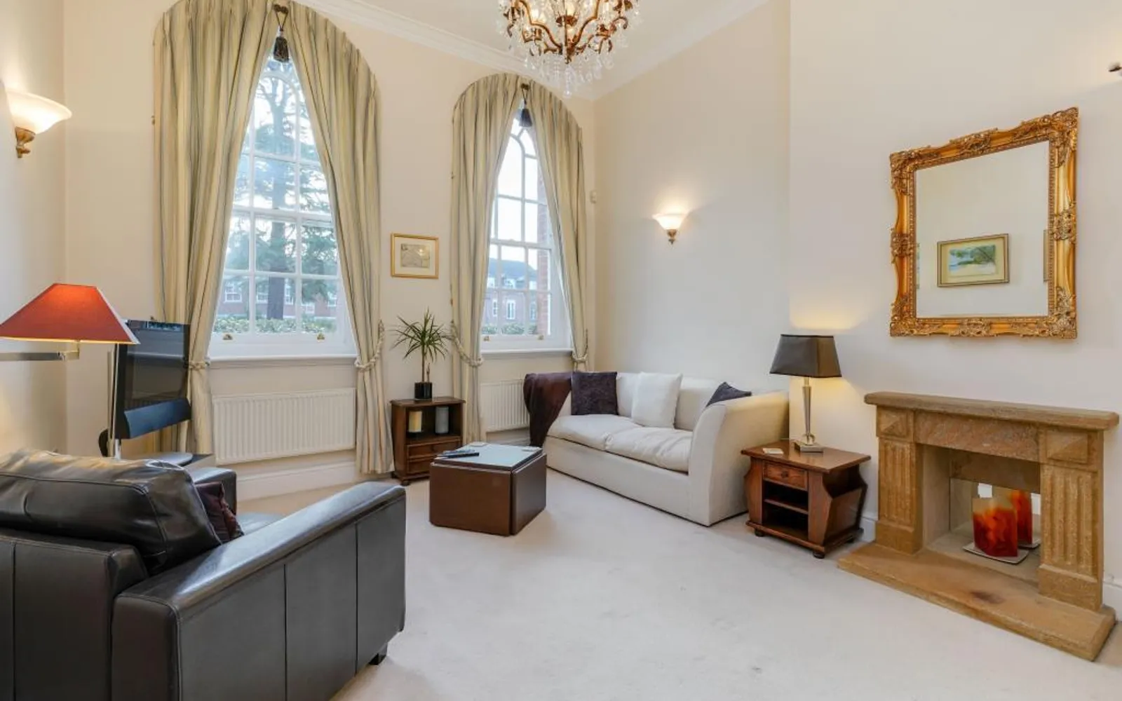 Flat Ellesmere Place in Elmbridge