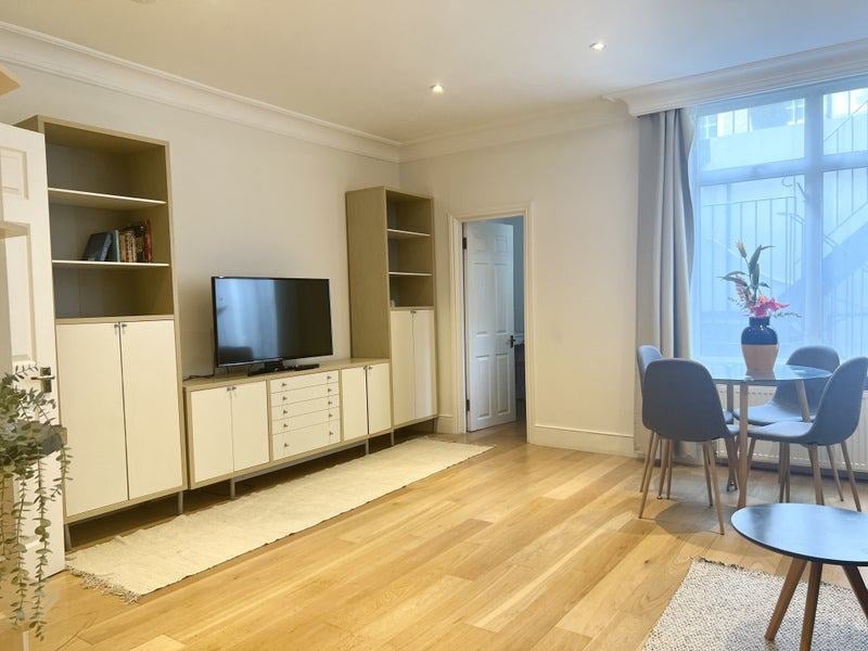 Flat Danbury Street in Greater London