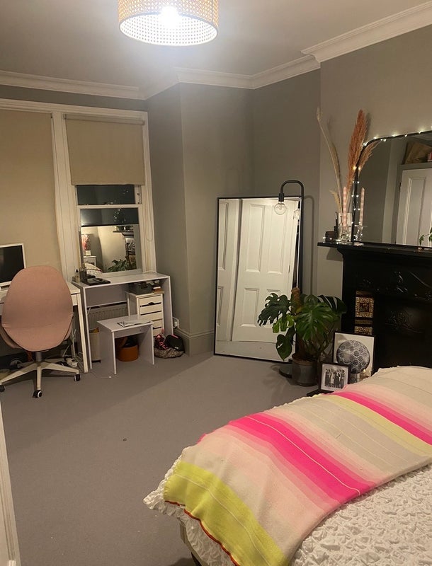 Room Hambalt Road in Greater London