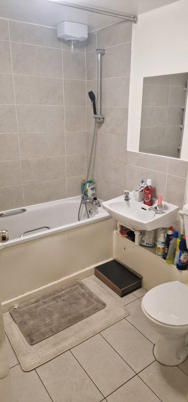 Room Nevern Road in Greater London