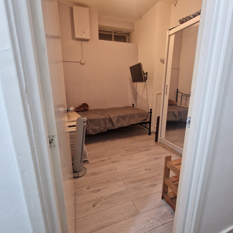 Room Nevern Road in Greater London