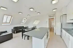 Flat Elm Avenue in Greater London