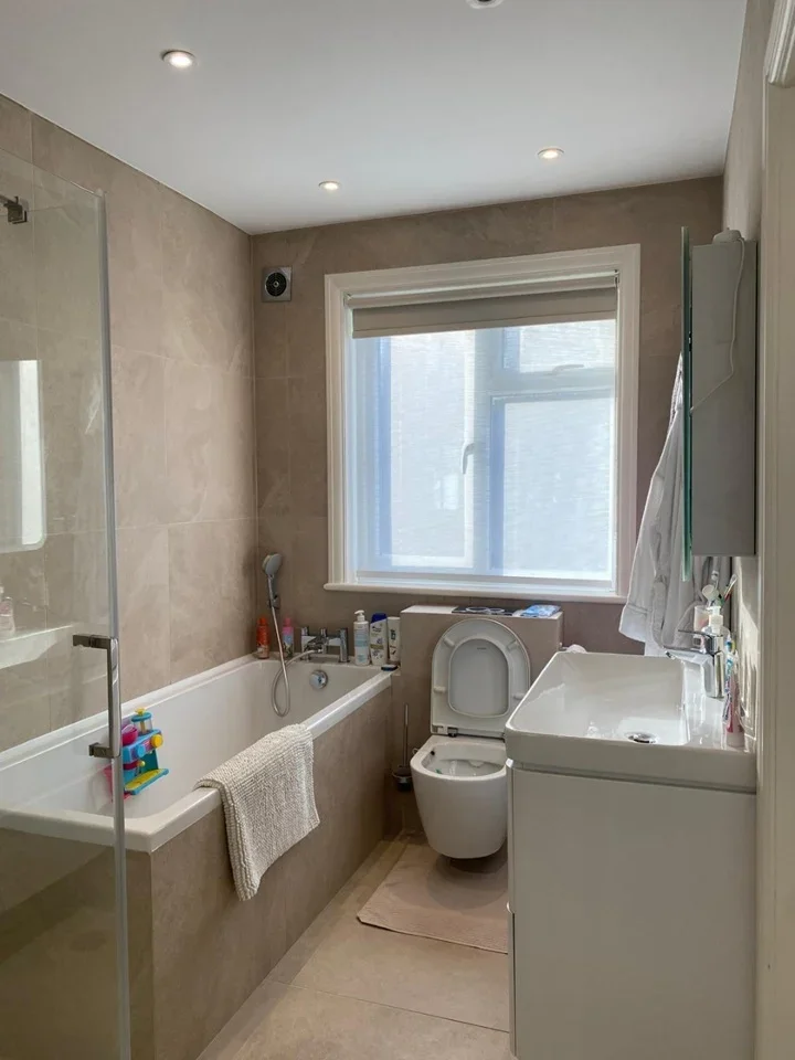 House Hillview Gardens in Greater London
