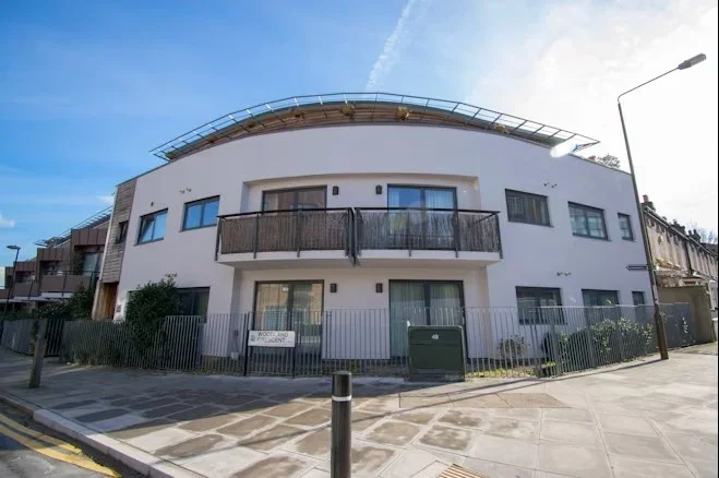 Flat Woodland Crescent in Greater London