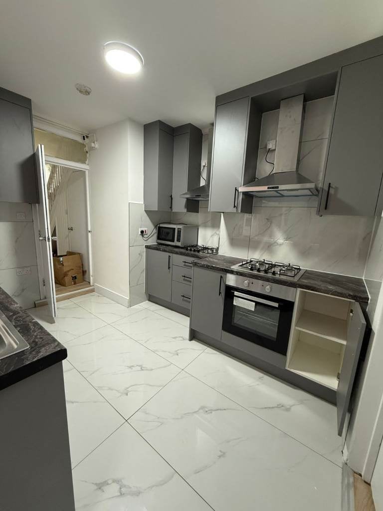 Room Grove Road in Greater London