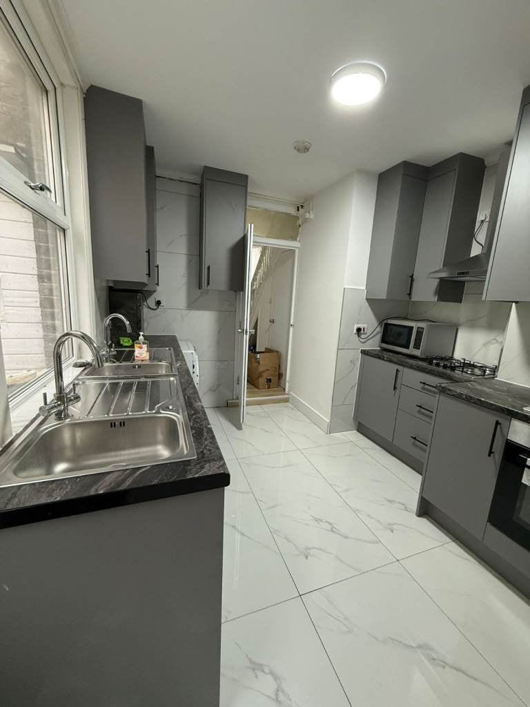 Room Grove Road in Greater London