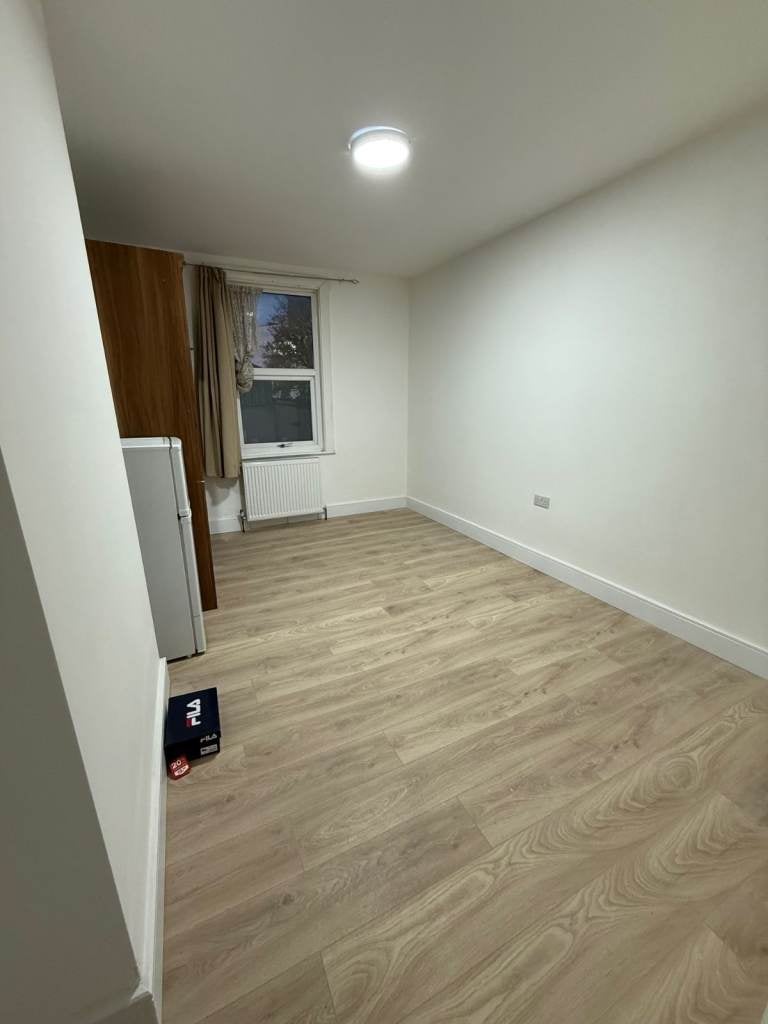 Room Grove Road in Greater London