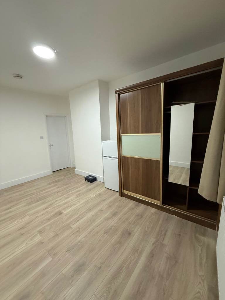 Room Grove Road in Greater London