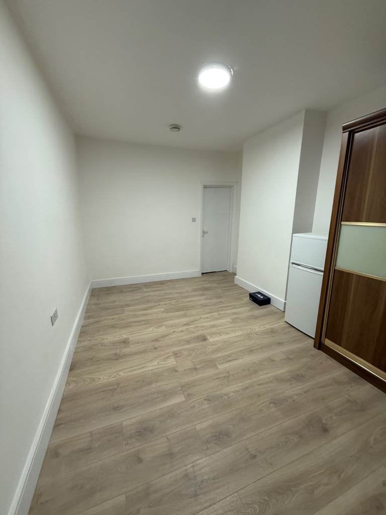 Room Grove Road in Greater London
