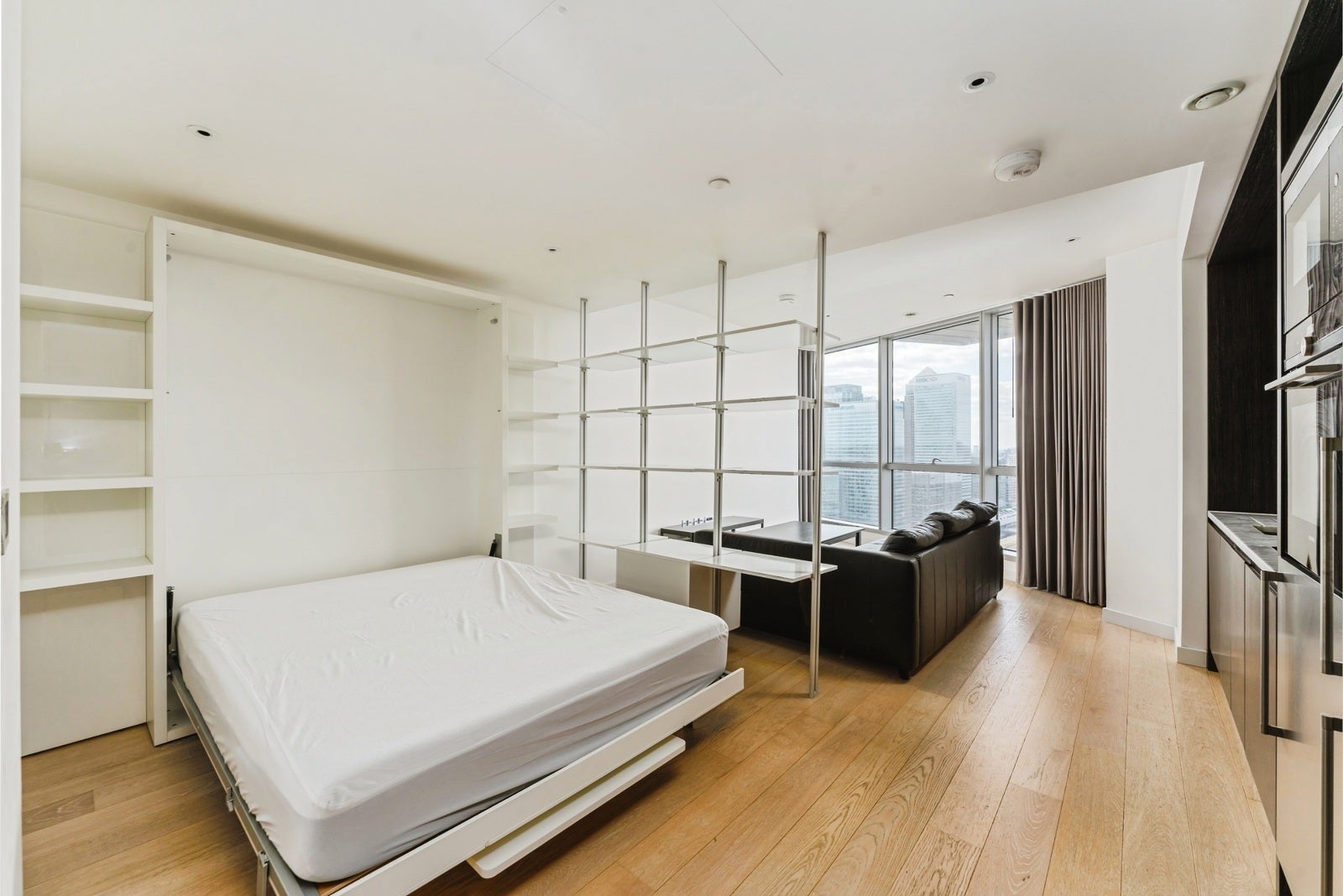 Flat Biscayne Avenue in Greater London