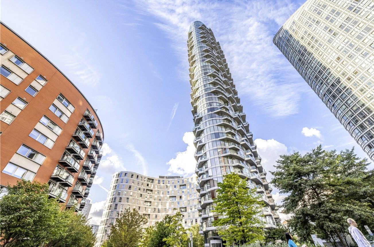 Flat Biscayne Avenue in Greater London