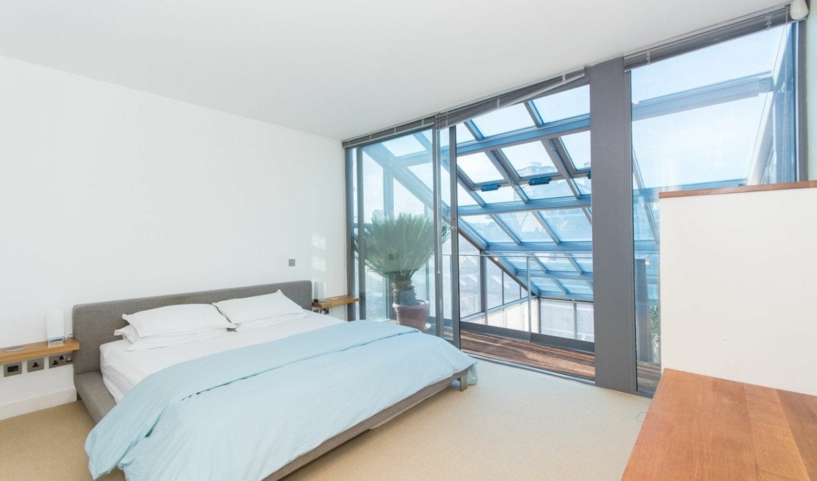 Flat Bermondsey Street in Greater London