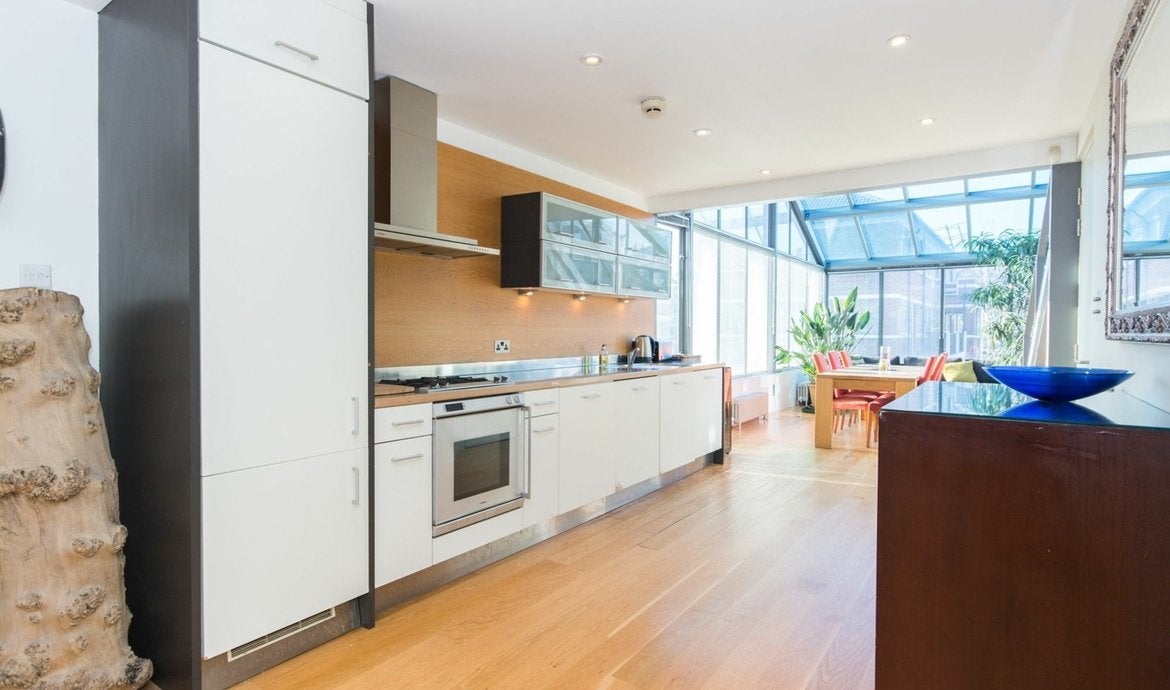 Flat Bermondsey Street in Greater London