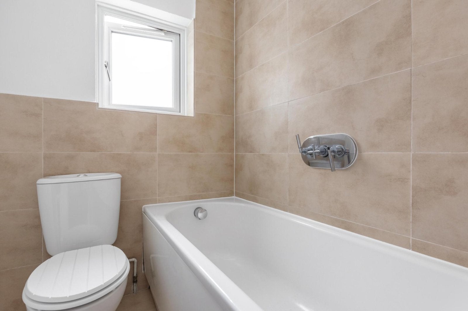 Flat Nansen Road in Greater London