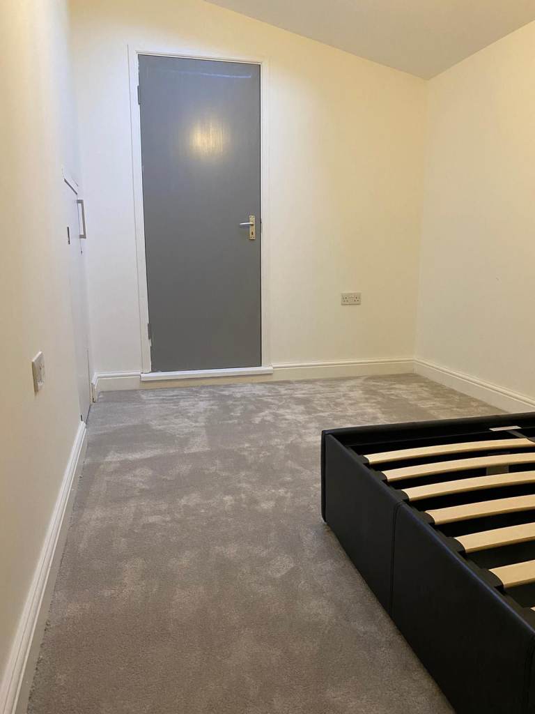 Flat Ainslie Wood Road in Greater London