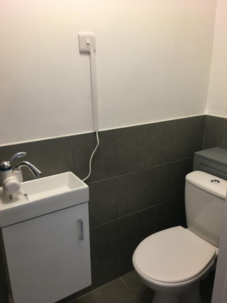 Flat Ainslie Wood Road in Greater London