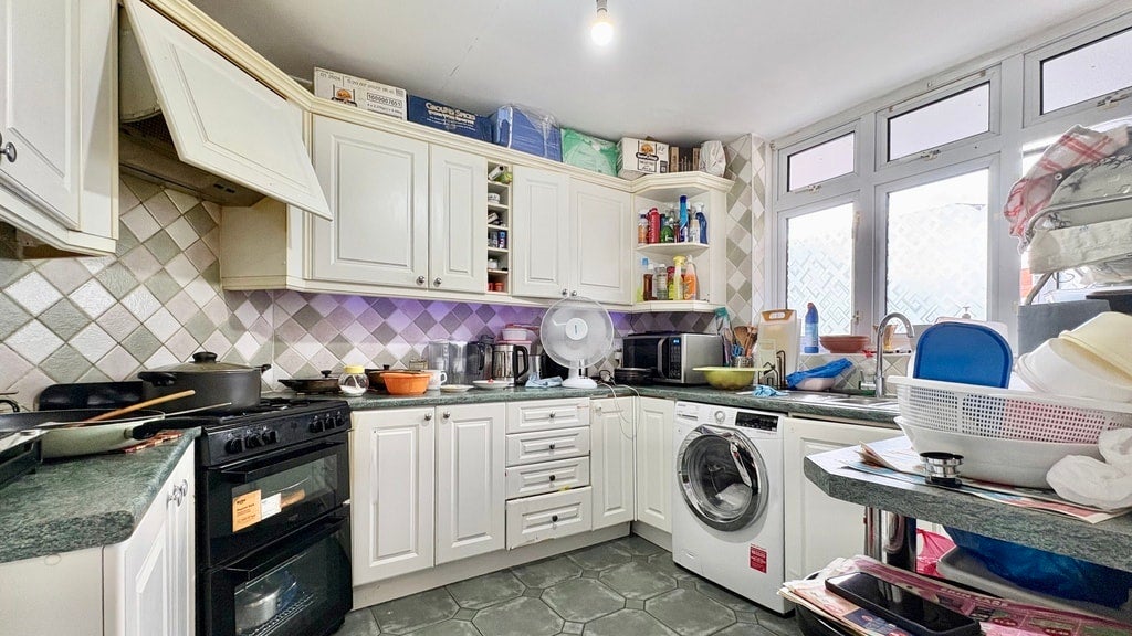 Flat Pennyfields in Greater London