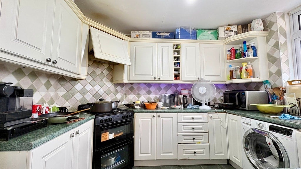 Flat Pennyfields in Greater London