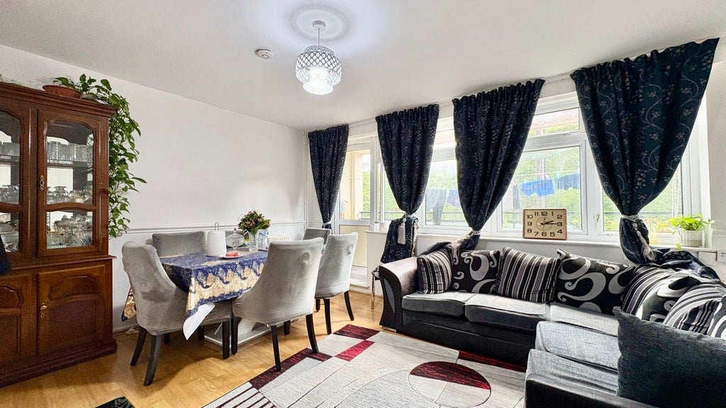Flat Pennyfields in Greater London