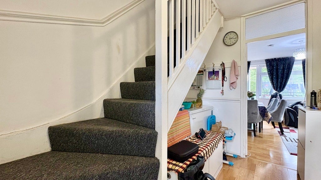 Flat Pennyfields in Greater London