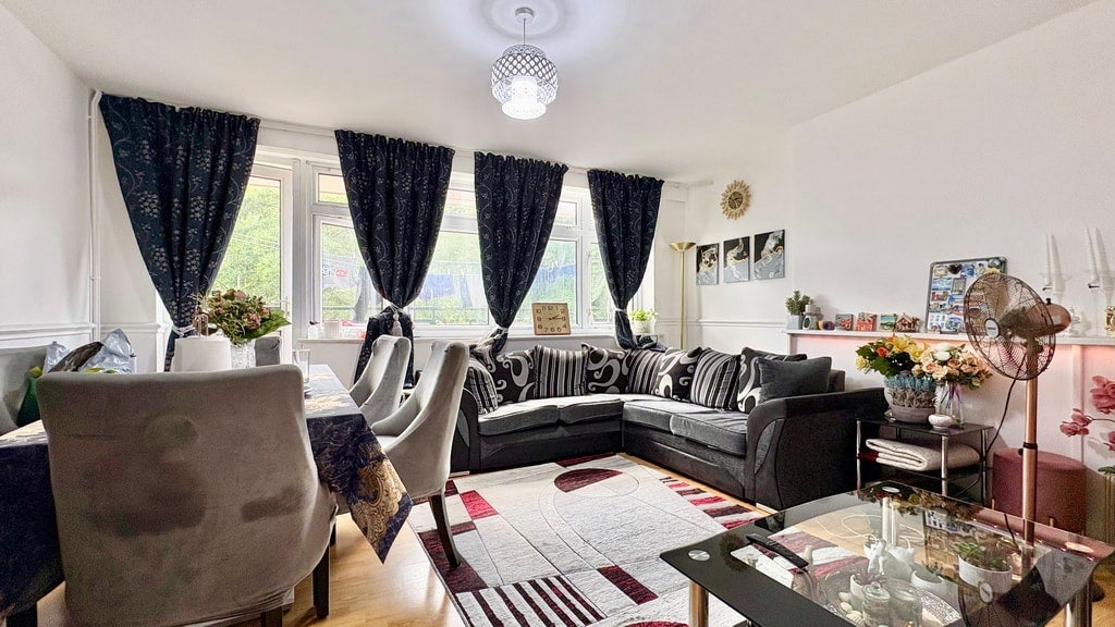 Flat Pennyfields in Greater London