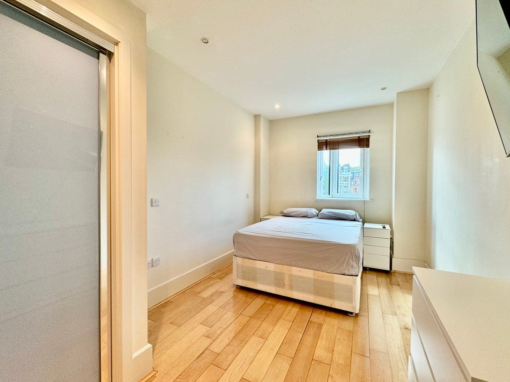 Flat Brewhouse Lane in Greater London