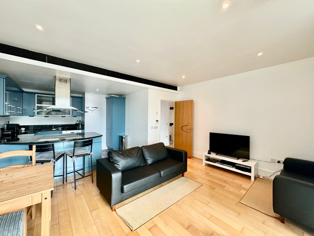 Flat Brewhouse Lane in Greater London