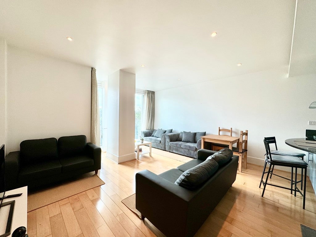 Flat Brewhouse Lane in Greater London