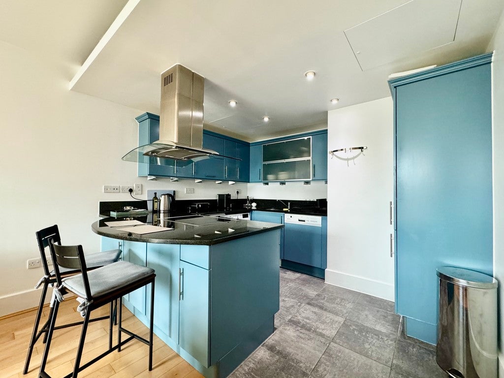 Flat Brewhouse Lane in Greater London