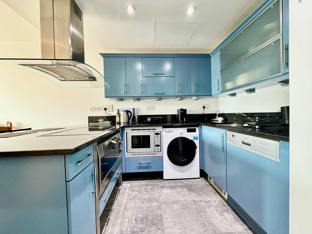 Flat Brewhouse Lane in Greater London