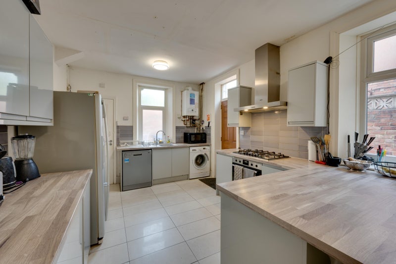 Room Wingrove Road in Newcastle upon Tyne