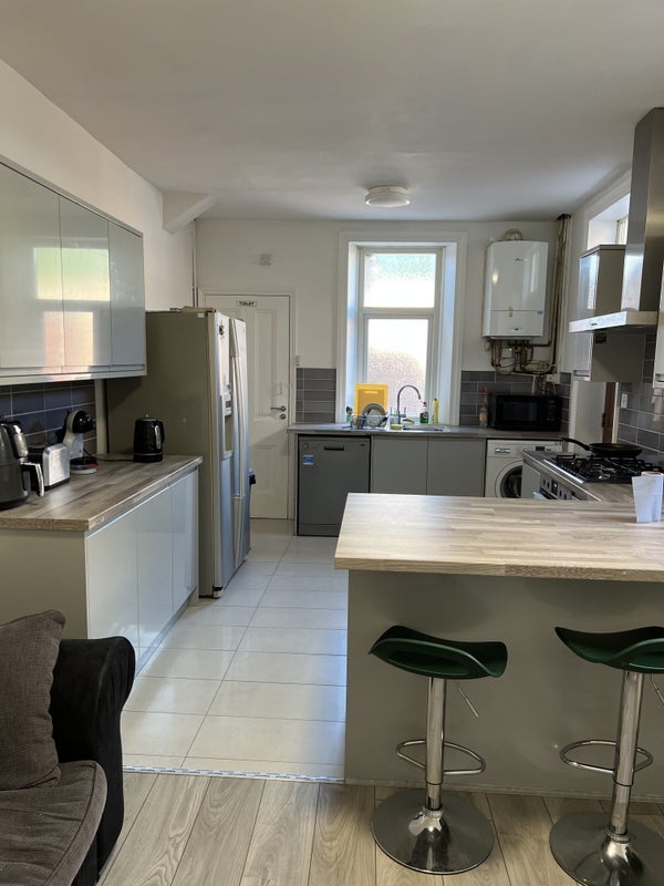 Room Wingrove Road in Newcastle upon Tyne