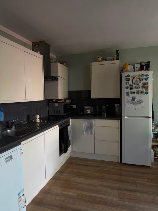 Room Mount Angelus Road in Greater London