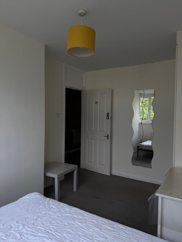 Room Mount Angelus Road in Greater London