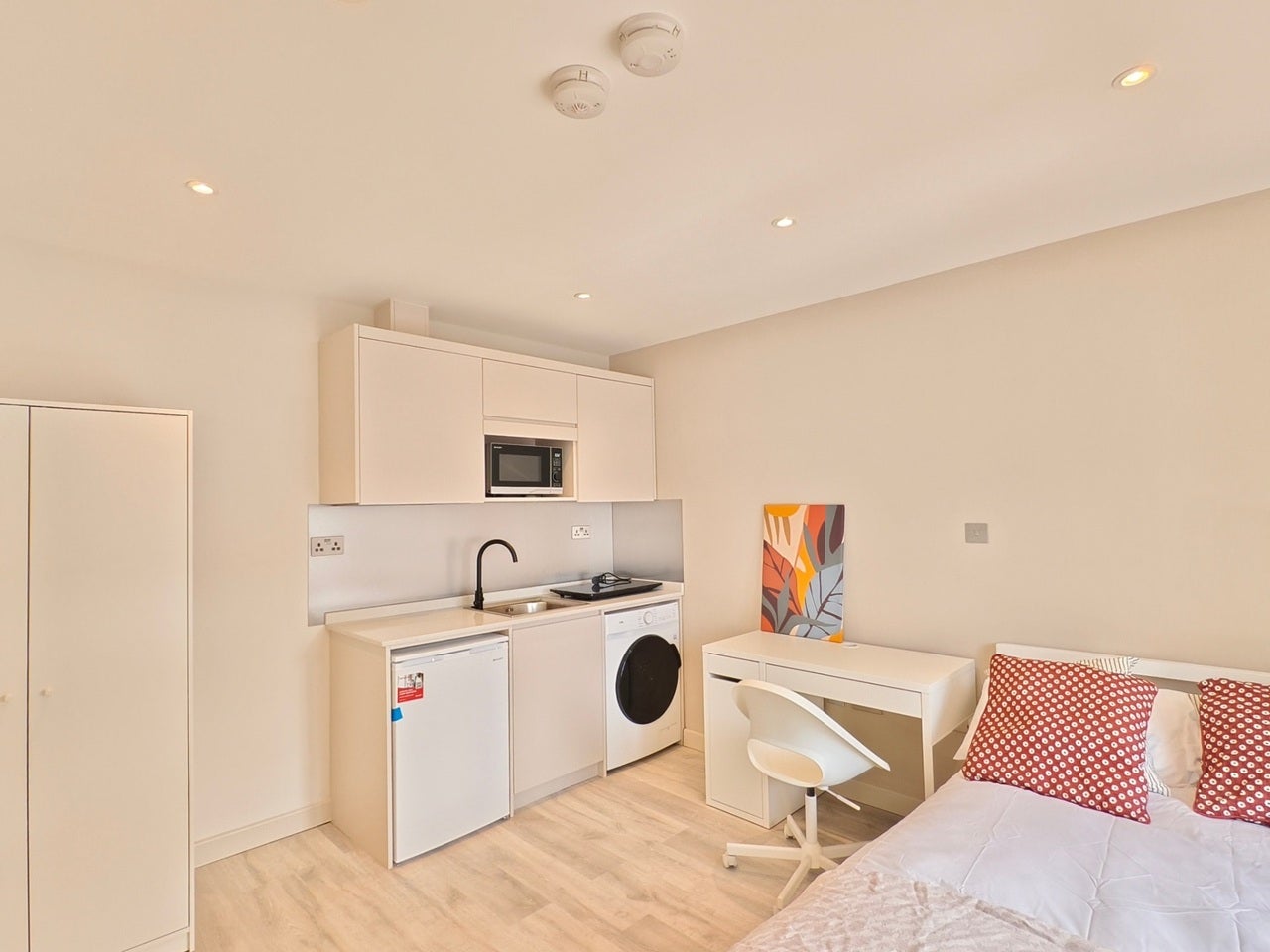 Flat Bisson Road in Greater London