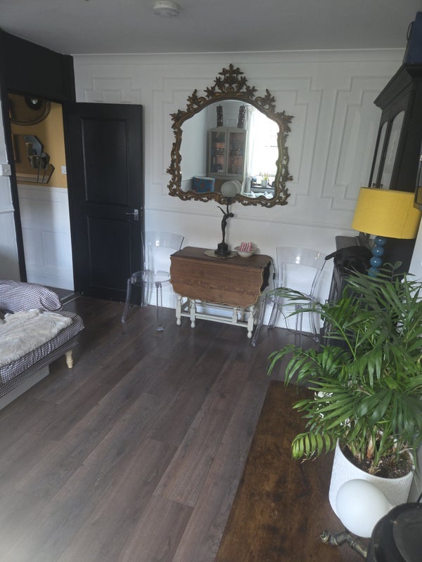 Room King's Road in Greater London