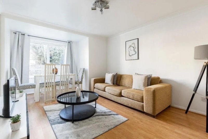 Flat Lynton Road in Greater London