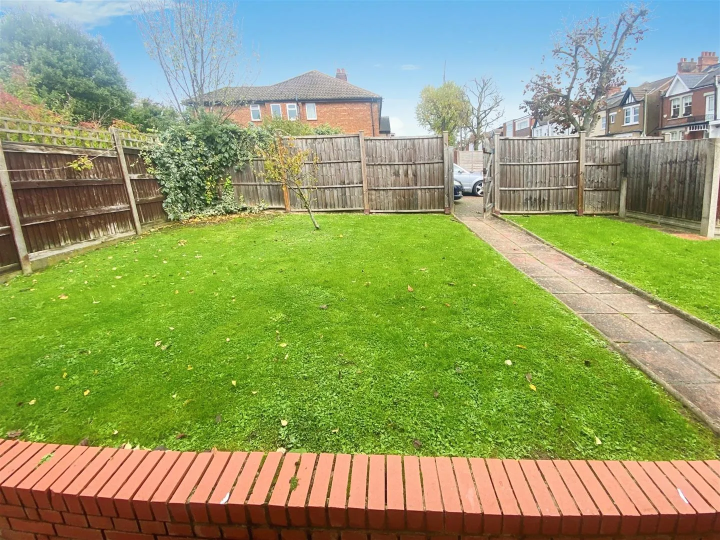 Flat Daws Lane in Greater London