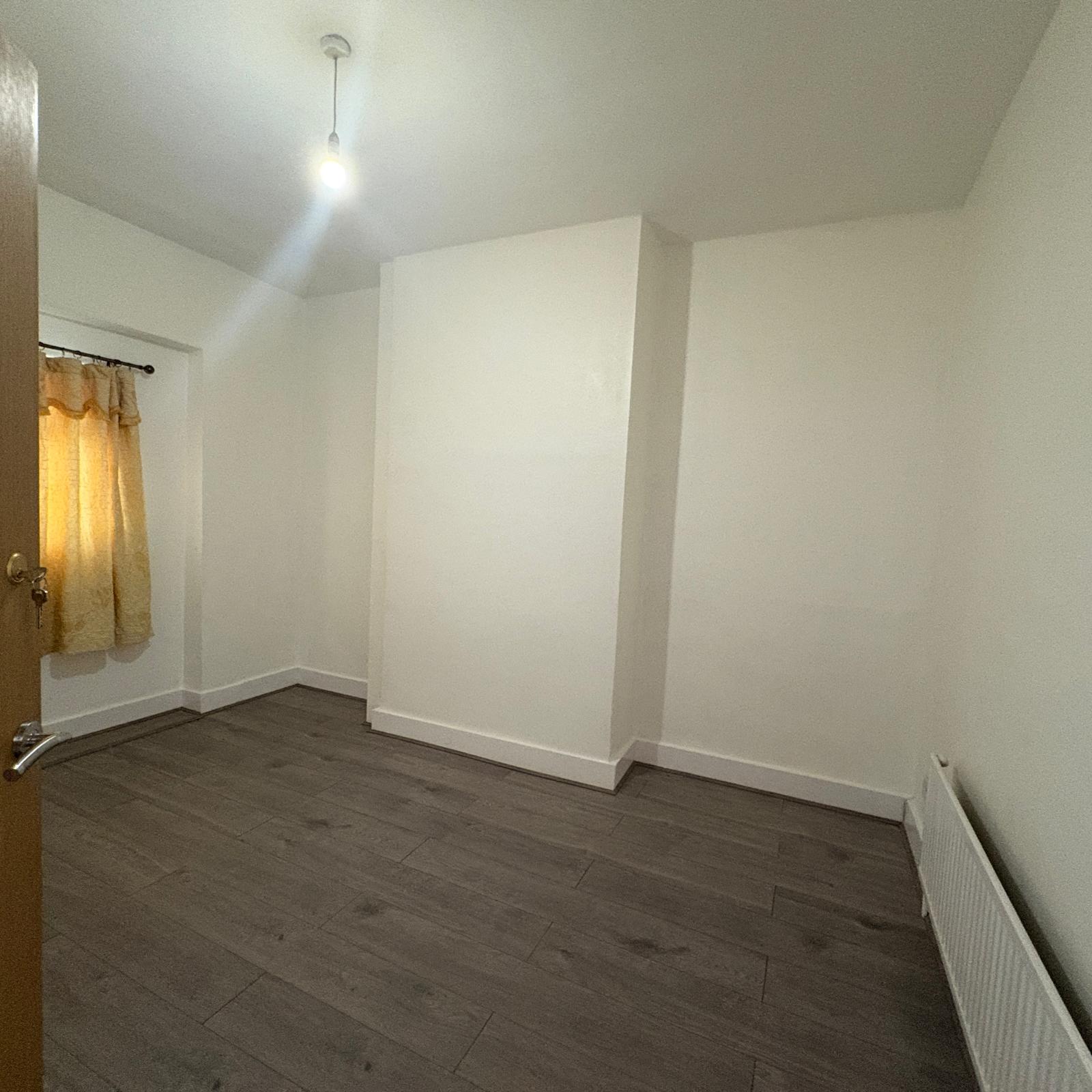 Flat Ashford Road in Greater London