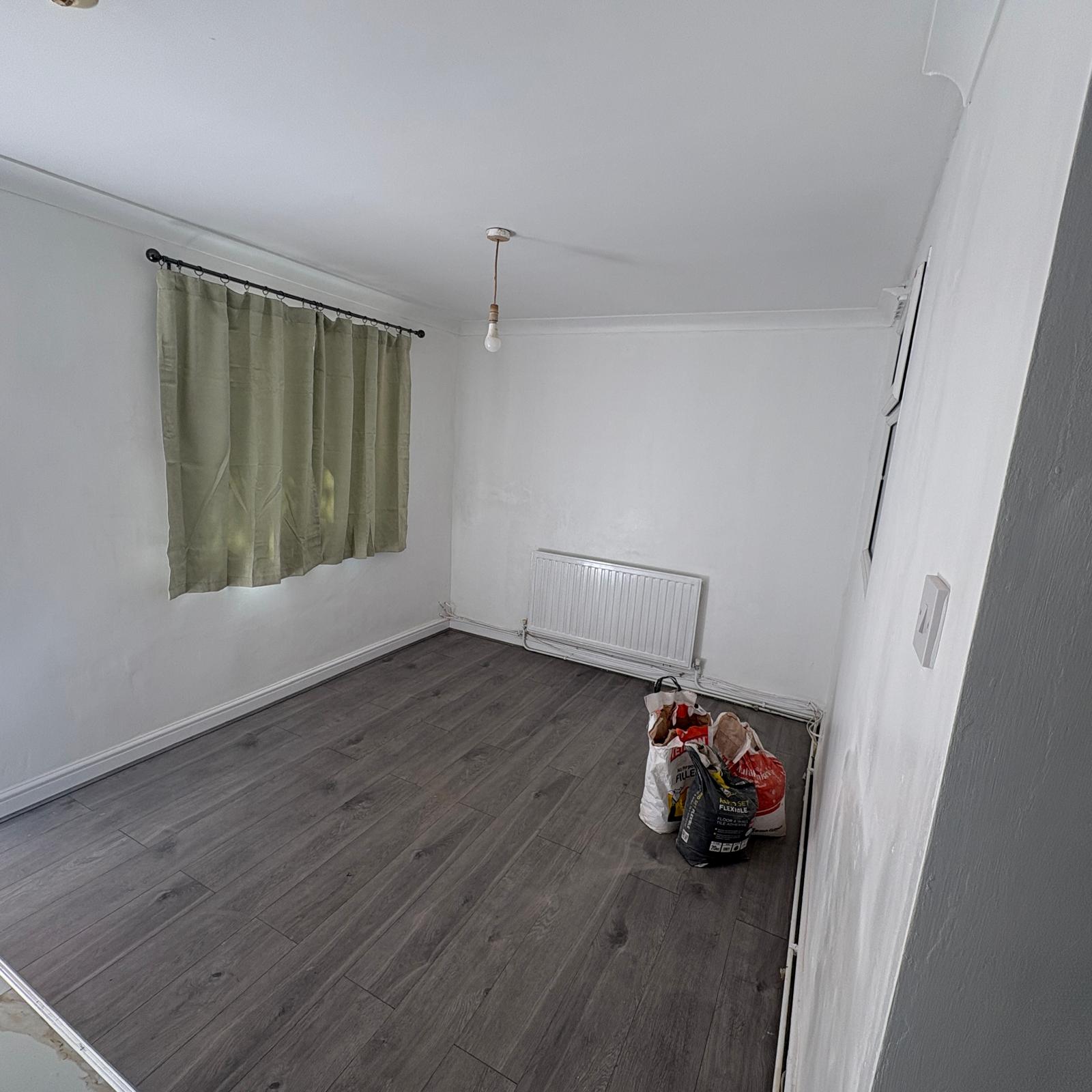 Flat Ashford Road in Greater London
