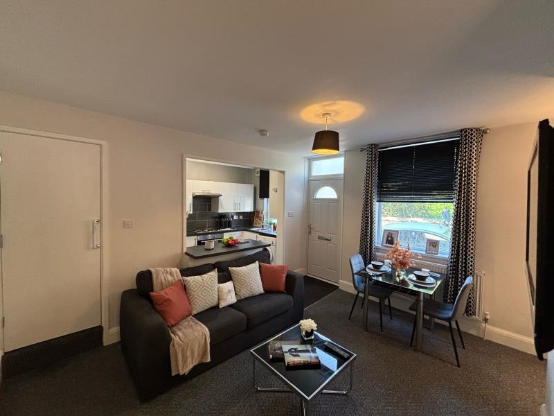Flat Glebe Avenue in Leeds