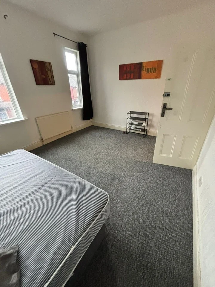Room Ashley Lane in Manchester