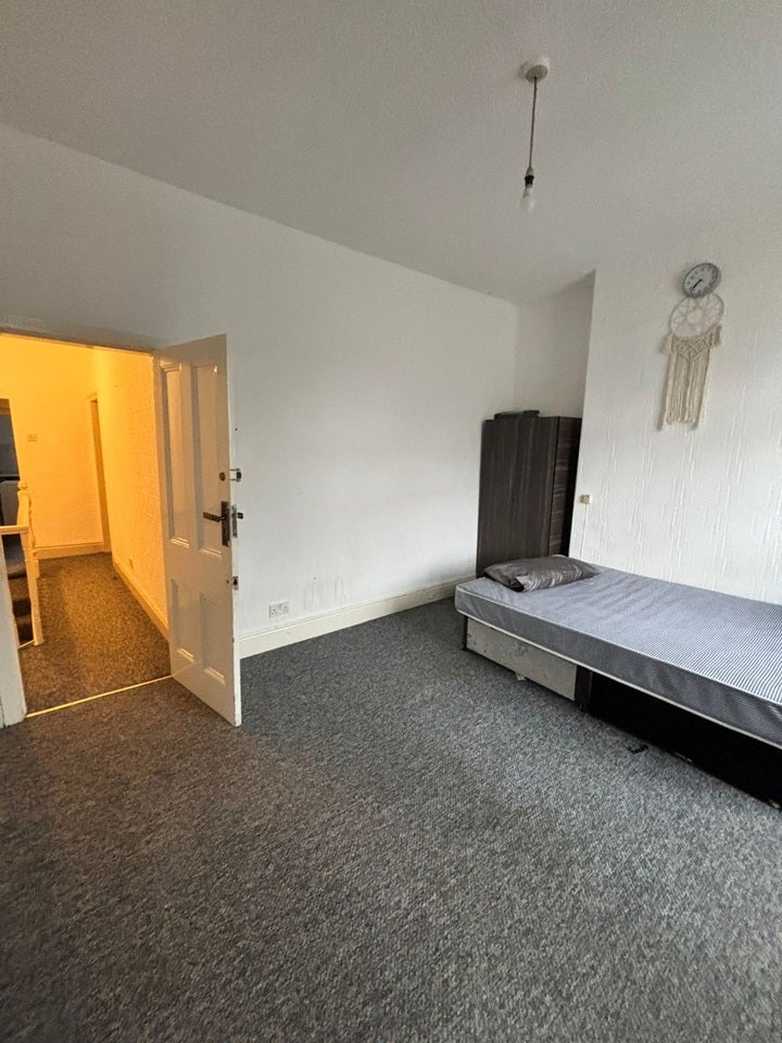 Room Ashley Lane in Manchester