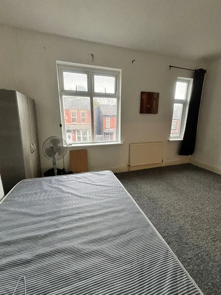 Room Ashley Lane in Manchester