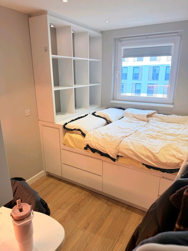 Room Leman Street in Greater London