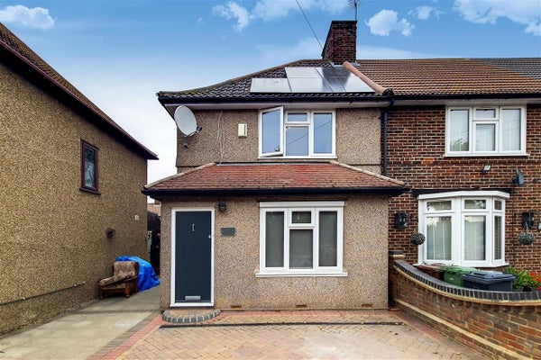 Flat Goresbrook Road in London
