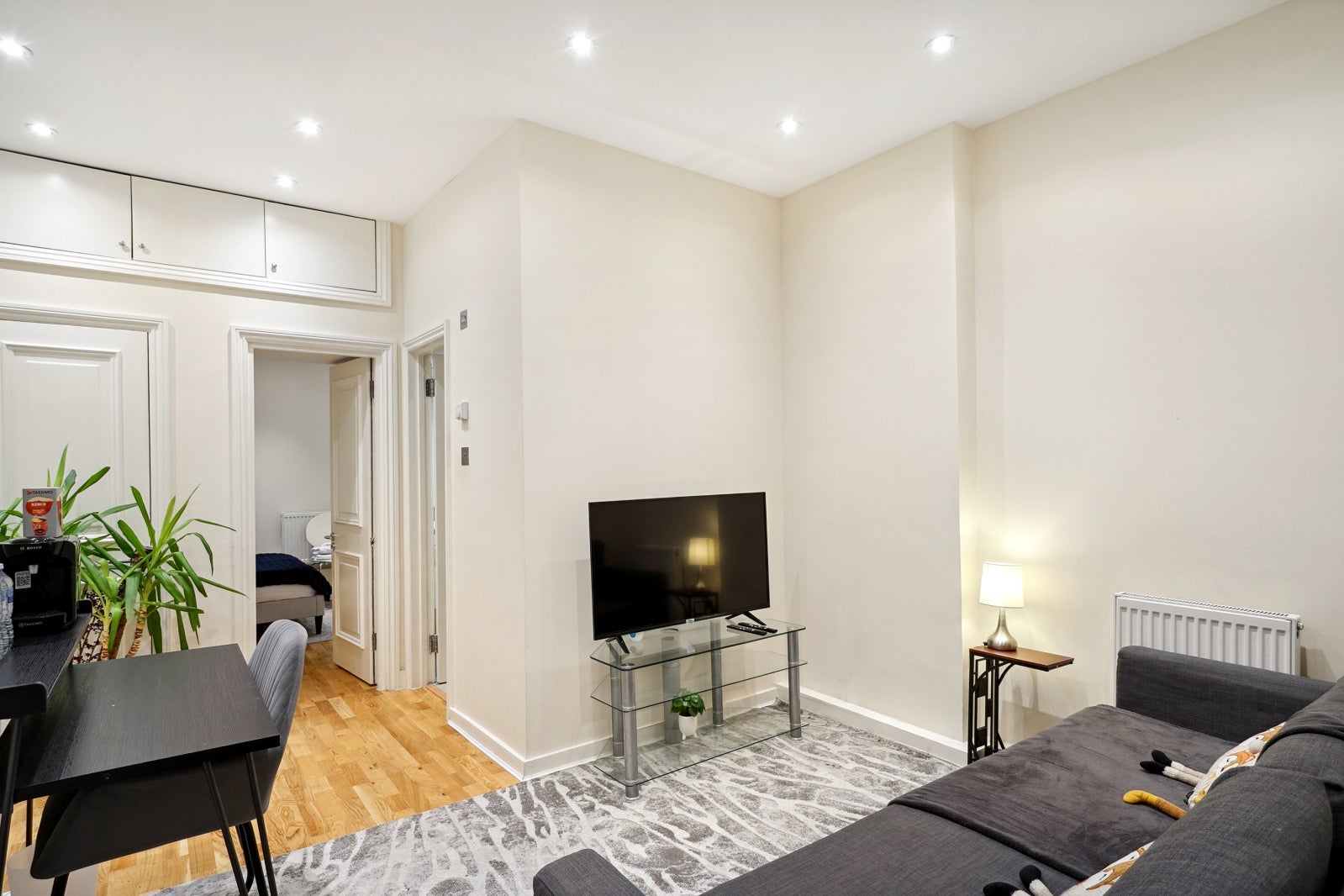 Flat Kynance Mews in Greater London