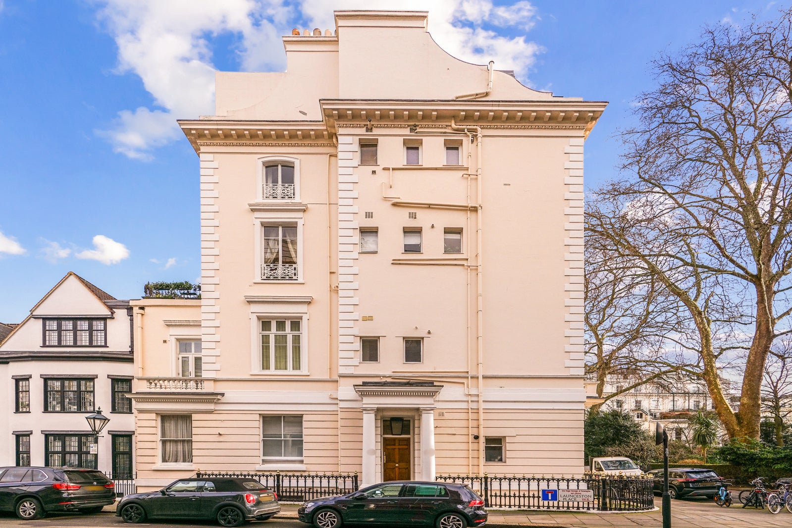Flat Kynance Mews in Greater London